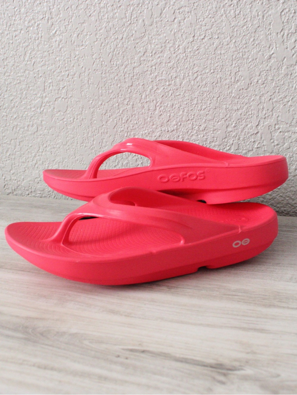 OOFOS OOlala Neon Berry Recovery Sandals